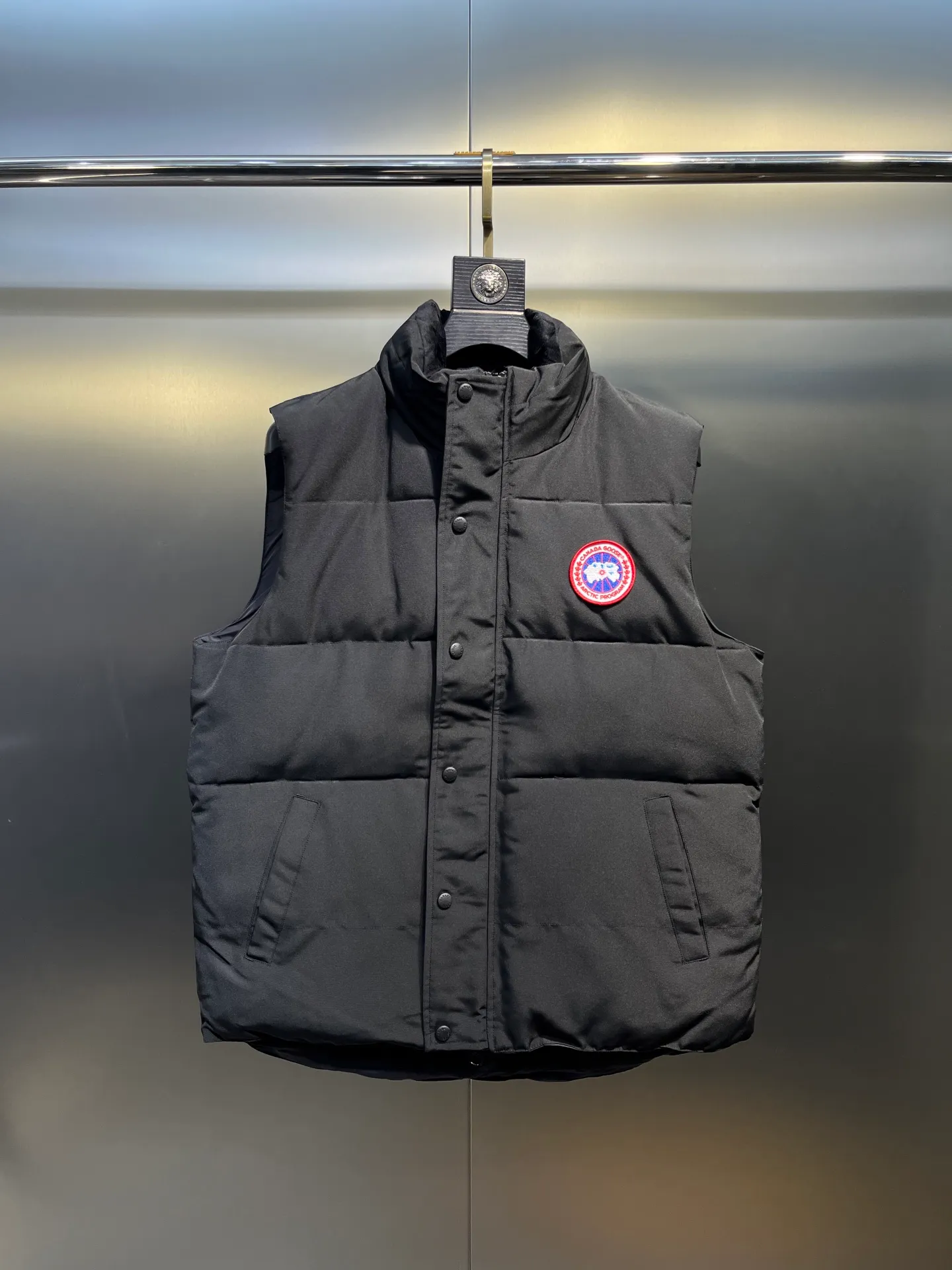 P380 🇨🇦Canada Goose""🇨🇦🌟 Garson down vest has always been recognized as the warmest down jacket. Various Instagram celebrities, Internet celebrities, and celebrities often wear it for street photos. I make Canada Goose every year, but I still can't get rid of my love for it. No matter how cold the days are, there is no need to be afraid, because there is! Filled with 90% white duck down, it is the legendary warmest down jacket and is known as a must-have for Arctic outdoor sports! The most popular down jacket in the world, celebrities are rushing to buy it, it is a must-have!  Size: XS to 2XL